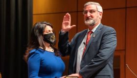 Gov. Eric Holcomb raises his hand and takes the oath of foffice