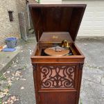 A picture of an old phonograph
