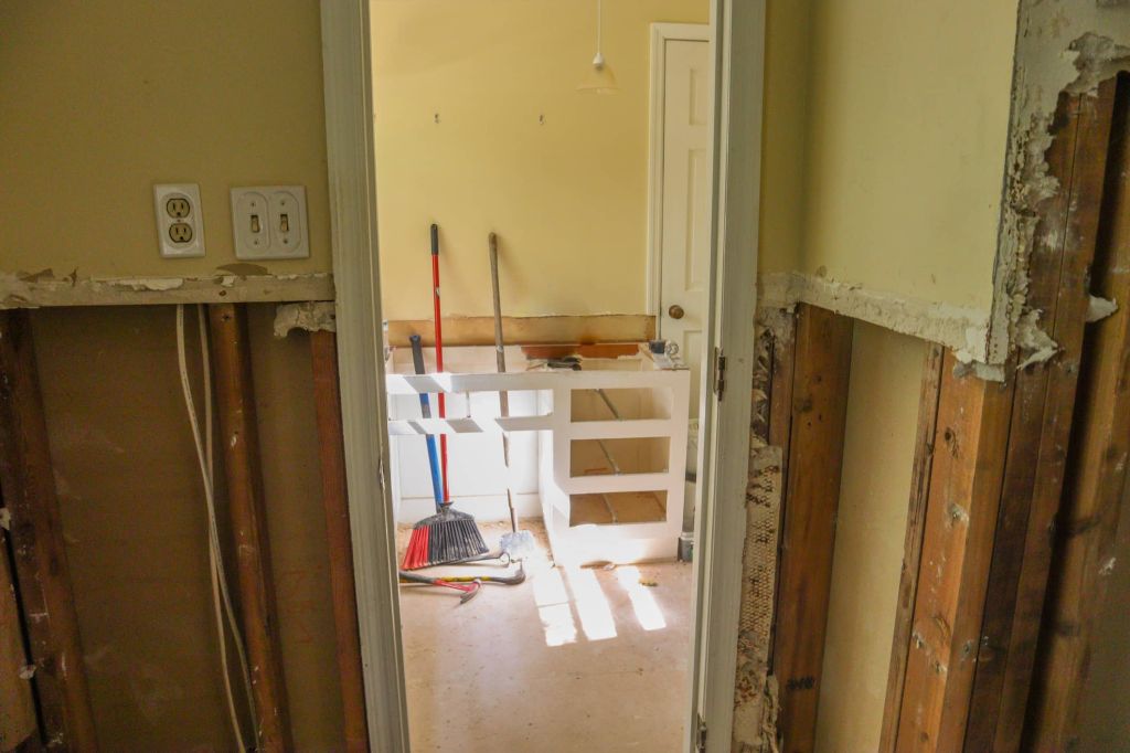 WATCH: Angry Contractor DESTROYS Bathroom After Customer Refuses To Pay