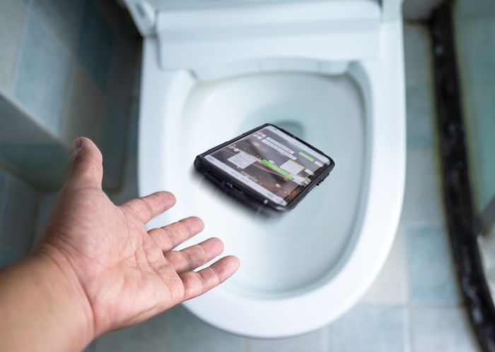 Phone fell in the toilet bowl cannot keep up,Safety concept