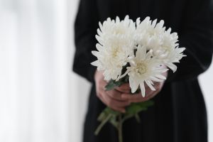 Hand holding the white chrysanthemum