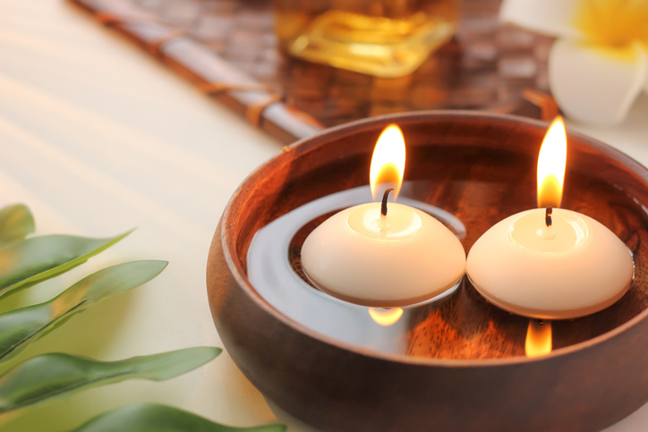 A healing space illuminated by aroma candles. Salons and estheticians with a tropical image.