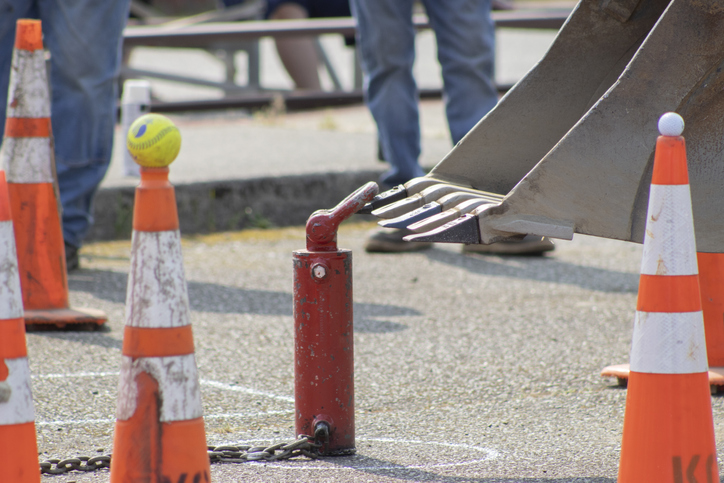 Excavator Picking Up Object | Heavy Metal/Equipment Rodeo