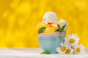 Refreshing ice cream with lemon flavour