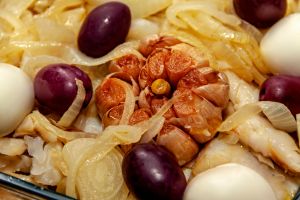 Detail of the head of garlic roasted in the codfish dish, called bacalhoada in Brazil.