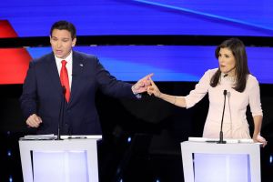 DES MOINES, IOWA - JANUARY 10: Florida Gov. Ron DeSantis and f