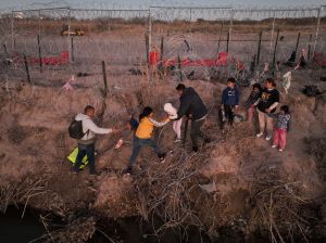 Migrants continue to cross US border