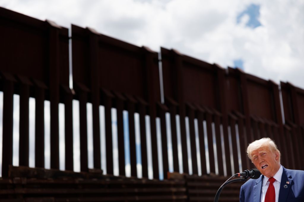 Trump goes to the border