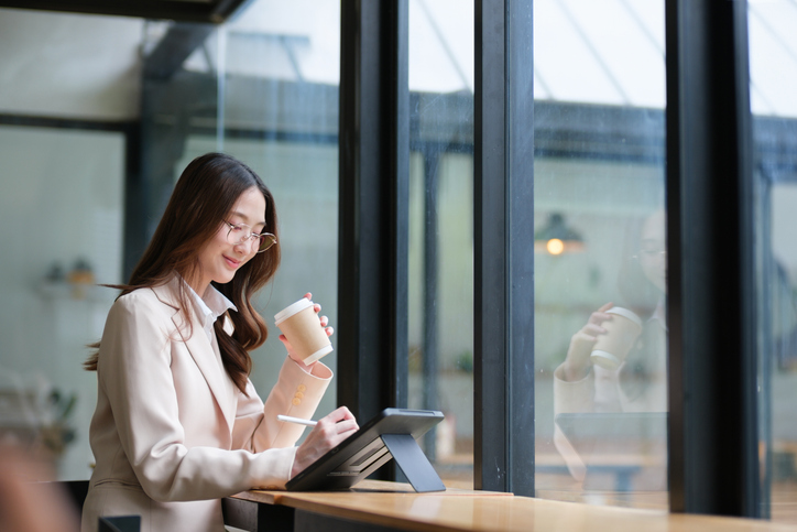 Professional businesswoman using a tablet and digital pen for analysis, design, and planning.