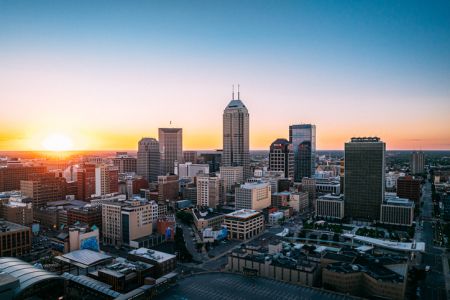 Indianápolis es considerada la ciudad más grande de los Estados Unidos que no está construida sobre un cuerpo de agua navegable.
