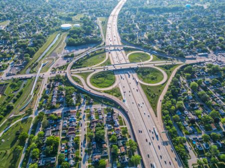 Indiana tiene más millas de autopista interestatal por milla cuadrada que cualquier otro estado.