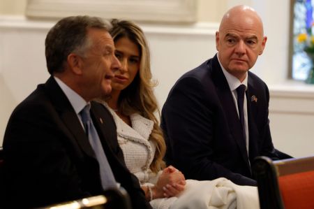 El Presidente de la FIFA, Gianni Infantino (dcha.), asiste a los oficios religiosos en la iglesia de St.