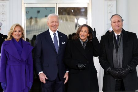 La primera dama Jill Biden, el presidente de EE.UU. Joe Biden, la vicepresidenta Kamala Harris y el segundo caballero Doug Emhoff.
