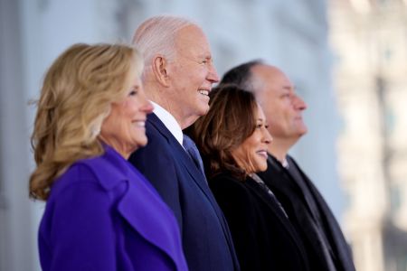 La primera dama Jill Biden, el presidente de EE.UU. Joe Biden, la vicepresidenta Kamala Harris y el segundo caballero Doug Emhoff.