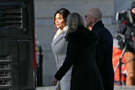 El empresario estadounidense Jeff Bezos (dcha.) y su pareja Lauren Sanchez (izq.) llegan a la toma de posesión