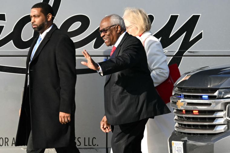 Associate Justice of the Supreme Court Clarence Thomas (C) arrives for the inauguration