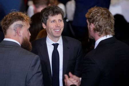 Sam Altman, director ejecutivo de OpenAI Inc, en el centro, con el boxeador Jake Paul y el luchador Logan Paul antes de la inauguración.