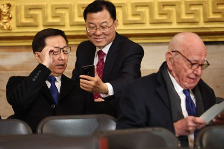 El Vicepresidente de China Han Zheng (izda.) y el ex Presidente Ejecutivo de Fox Corp Rupert Murdoch (dcha.) asisten a la inauguración