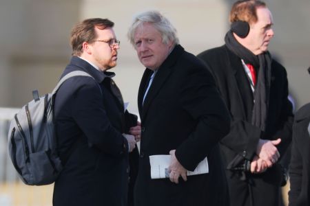 El ex Primer Ministro británico Boris Johnson llega a la inauguración