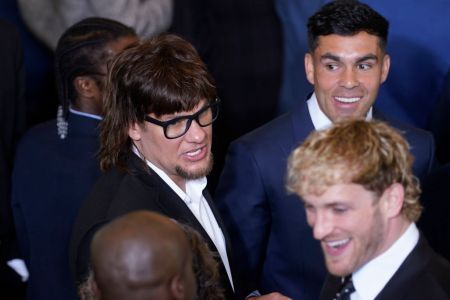 El comediante Theo Von (izq.) llega antes de la inauguración