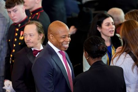 El alcalde de Nueva York, Eric Adams, llega antes de la toma de posesión