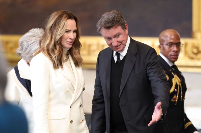 Former NHL player Wayne Gretzky and his wife Janet Jones arrive for the Inauguration