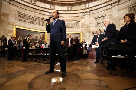 El cantautor Lee Greenwood actúa durante la toma de posesión del presidente electo de Estados Unidos, Donald Trump