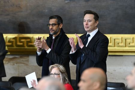 Sundar Pichai, CEO de Google, y Elon Musk, CEO de X, Tesla y SpaceX, llegan a la inauguración