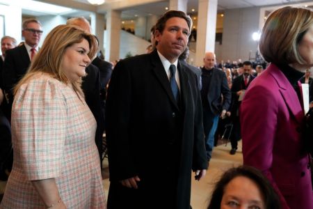 El gobernador de Florida, Ron DeSantis, llega antes de la investidura