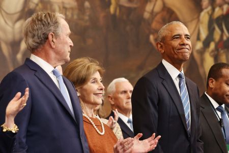 El ex presidente de EE.UU. George W. Bush, la ex primera dama Laura Bush y el ex presidente de EE.UU. Barack Obama llegan a la toma de posesión