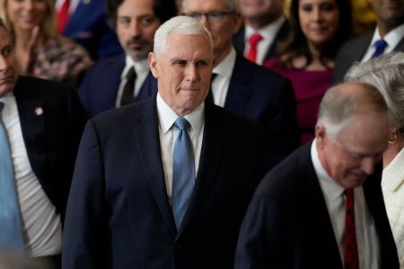 El ex vicepresidente Mike Pence asiste a la toma de posesión