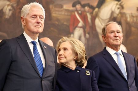El ex Presidente de EE.UU. Bill Clinton, la ex Secretaria de Estado Hillary Clinton y el ex Presidente George W. Bush asisten a la toma de posesión.