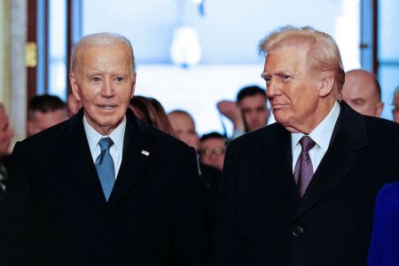 El presidente estadounidense Joe Biden (izq.) y el presidente electo Donald Trump llegan a la toma de posesión