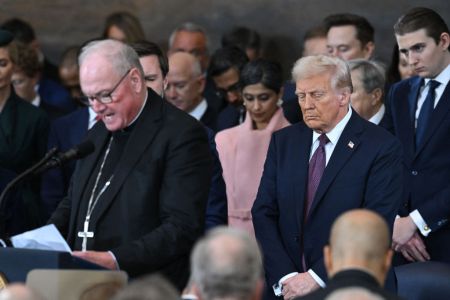El cardenal Timothy Dolan, arzobispo de Nueva York, pronuncia la invocación durante la ceremonia de investidura.