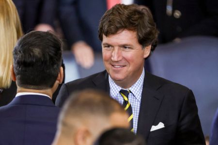 El comentarista político Tucker Carlson asiste a la ceremonia de investidura.