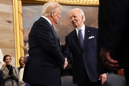 El presidente electo de Estados Unidos, Donald Trump, saluda al presidente Joe Biden a su llegada a la ceremonia de investidura.