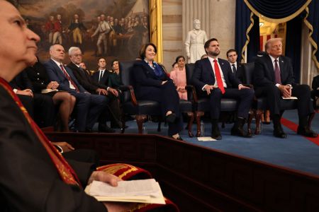 La senadora demócrata Amy Klobuchar, el ex vicepresidente electo de EE.UU., el senador republicano J.D. Vance, y el presidente electo de EE.UU., Donald Trump, observan el acto de investidura