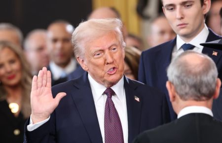 El presidente electo de Estados Unidos, Donald Trump, jura el cargo durante la investidura