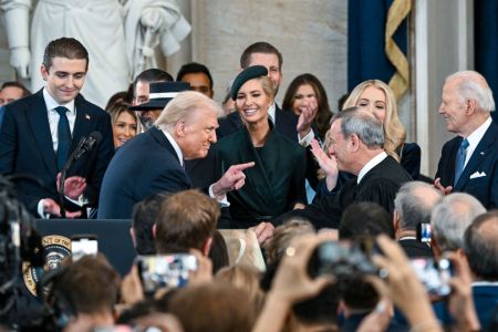 El presidente de Estados Unidos, Donald Trump, hace un gesto al presidente del Tribunal Supremo, John Roberts, tras jurar el cargo en su toma de posesión