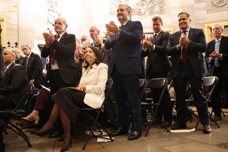 Ted Cruz (R-TX) y otros invitados reaccionan mientras el presidente estadounidense Donald Trump pronuncia un discurso durante la investidura