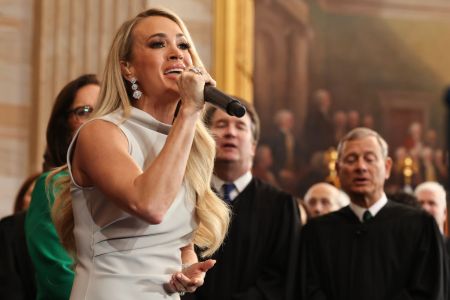 La artista de música country Carrie Underwood actúa durante la toma de posesión
