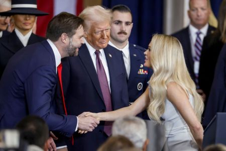 La cantante de country Carrie Underwood (dcha.) con el vicepresidente de EE.UU., JD Vance (izq.), y el presidente de EE.UU., Donald Trump (dcha.), tras interpretar «America the Beautiful» durante su toma de posesión.