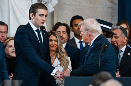 Barron Trump estrecha la mano del presidente Donald Trump tras la toma de posesión