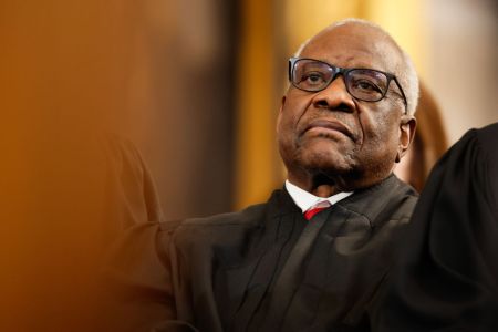 El juez asociado del Tribunal Supremo de EE.UU. Clarence Thomas observa la ceremonia de investidura
