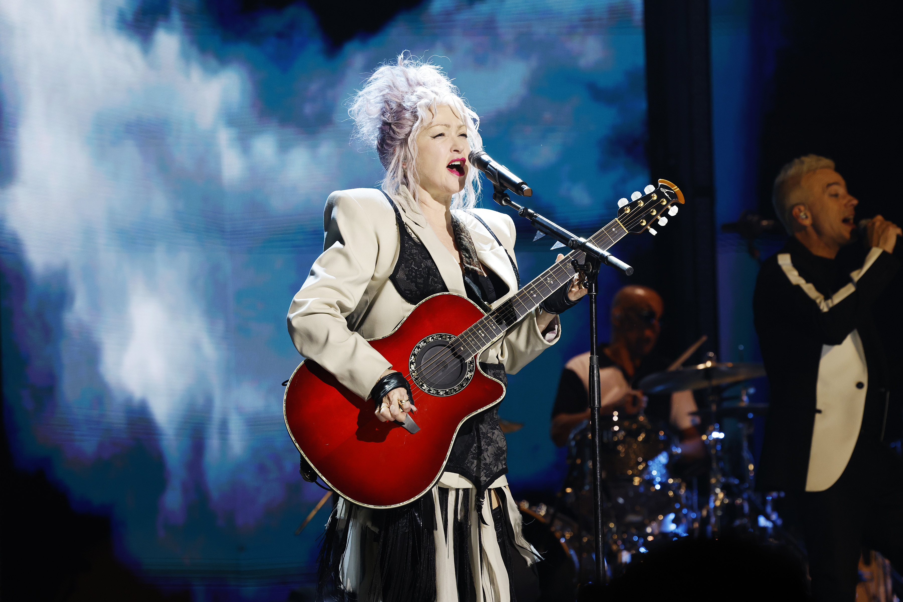 イ*ン様 Cyndi Lauper 35th Anniversary Tour Cyndi Lauper's farewell tour delivers a fierce, fun