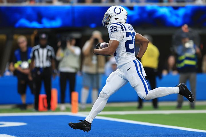 Jonathan Taylor running in one of his three touchdowns