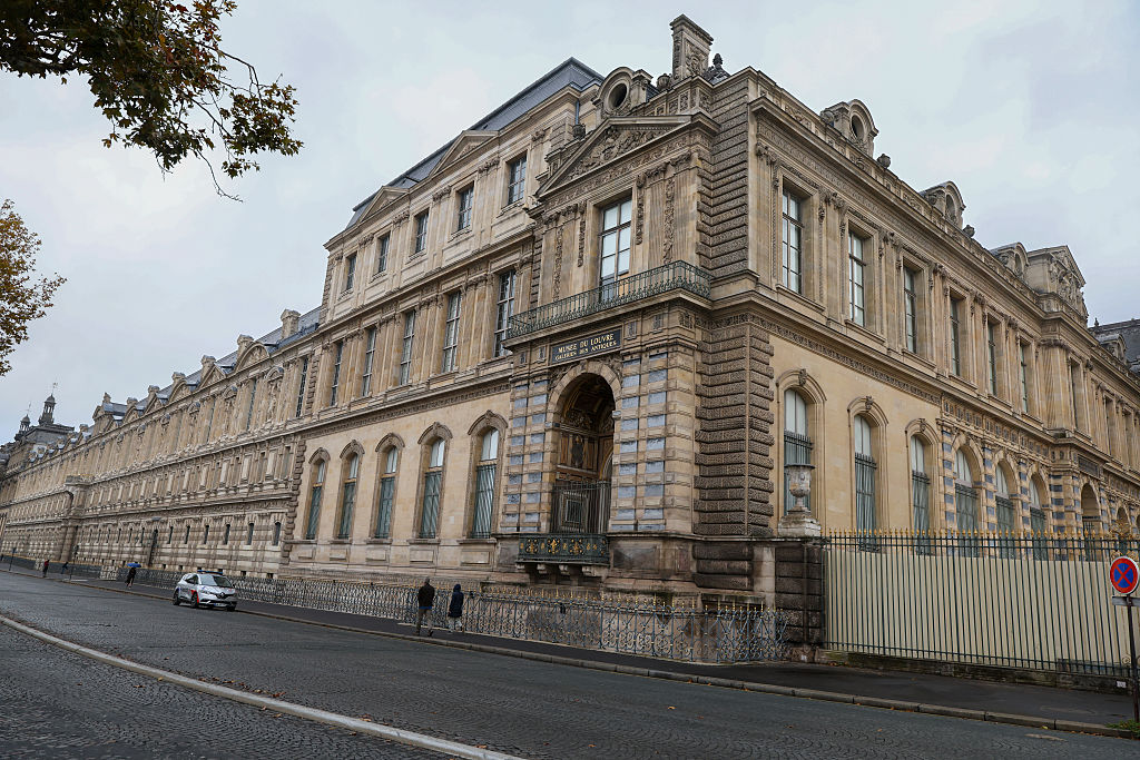 Louvre Remains Closed After Jewellery Heist