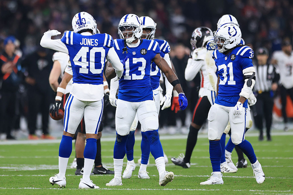 Jaylon Jones interacts with teammate Laquon Treadwell
