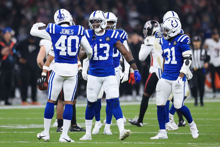 Jaylon Jones interacts with teammate Laquon Treadwell
