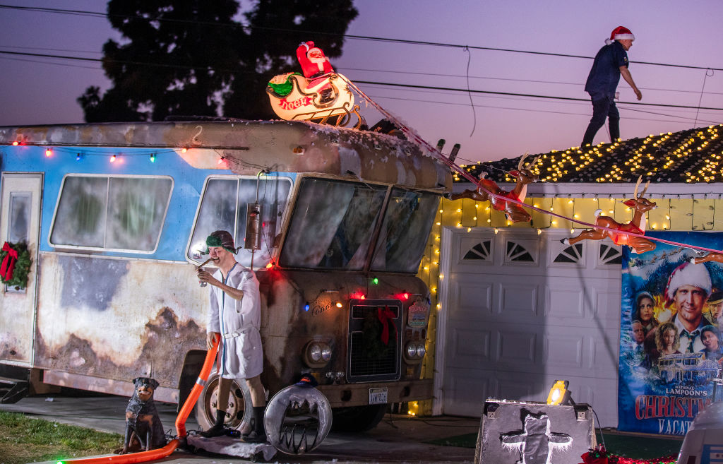 People view Jeff Nortons house in La Mirada, made up to look like the house from National Lampoon's Christmas Vacation movie